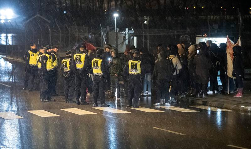 Polis på plats på Malmö Airport (Sturups flygplats) vid en transport från Migrationsverkets förvarsenhet för flyktingar i Åstorp i december 2017.