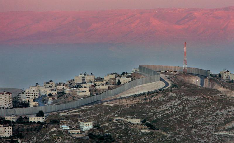 DELAT LAND. Mellan israeliska och palestinska områden på Västbanken går en barriär som fördöms av FN. Israel försvarar barriären med att den hindrar palestinska terrorattentat.