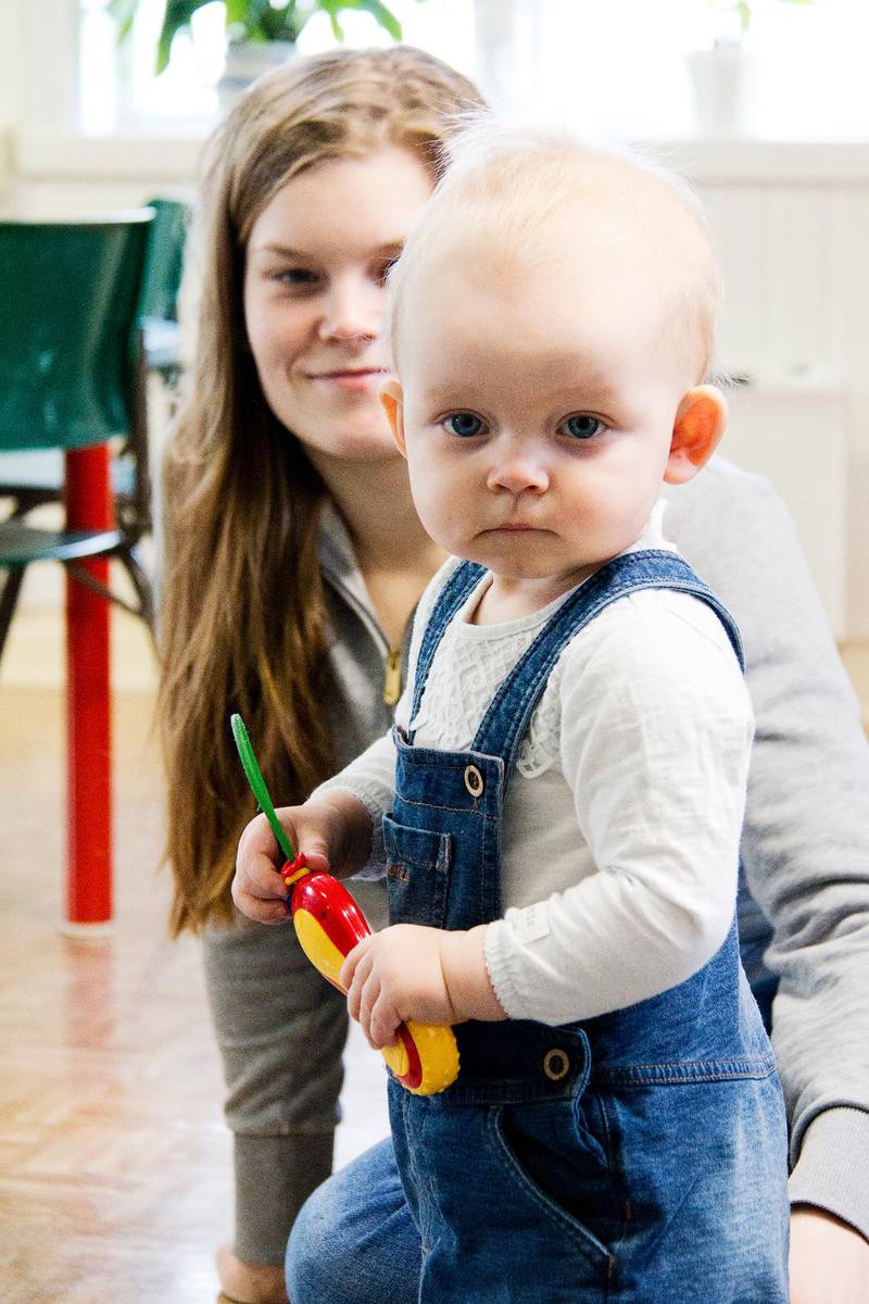 Kyrkans barntimmar är populära i Långserud. Sofie Kareliusson brukar komma hit på onsdagar med sin dotter Ellen.