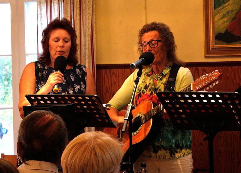 Systrarna Gullvi och Barbro sjunger gärna sånger ur den gamla älskade andliga sångskatten.