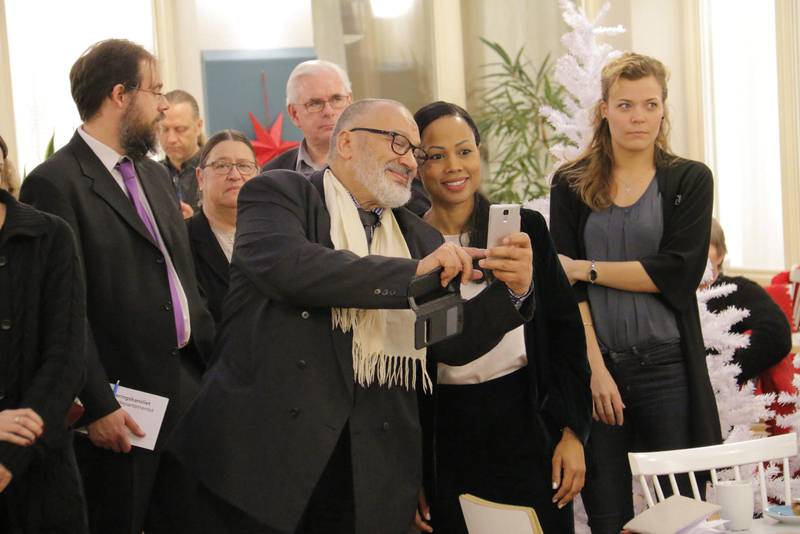 MINISTER. Alice Bah Kuhnke ställer upp på en selfie, då hon var med vid Sveriges kristna råds 25-årsjubileum i december 2017.