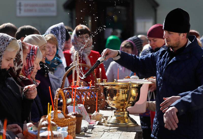 BEALARUS. I staden Novogrudok i Belarus (tidigare Vitryssland) välsignar en ortodox präst de traditionella bakverken och påskäggen.