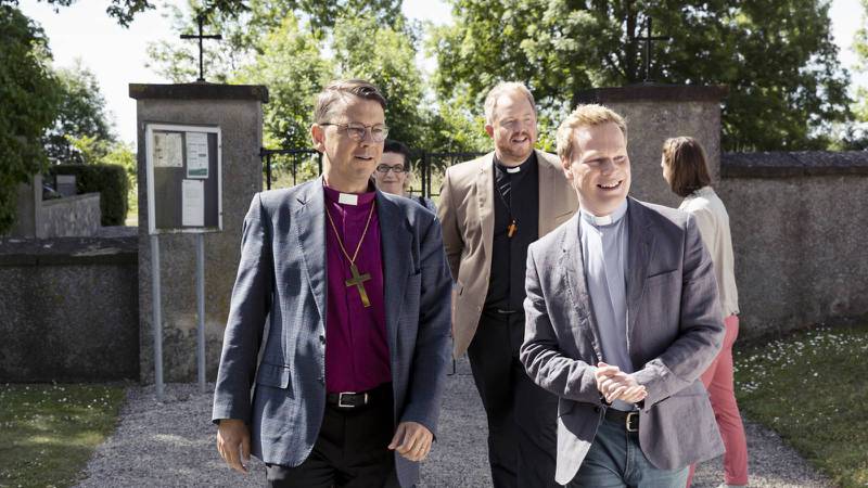 Johan Tyrberg, biskop i Lunds stift, har spelat sig själv i Halvvägs till himlen. Här ses han tillsammans med Johan Glans (Albin Olsson) och Anders Jansson (Jan Samuelsson). I serien medverkar även Jenny Skavlan som diakonen Fanny. 