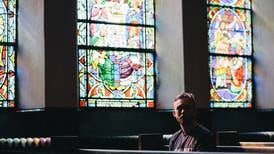 Färre kvinnor - men fler unga män söker sig till kyrkan i Finland