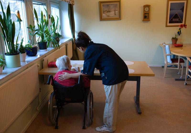 Ny forskning visar att många äldre har stora behov av att få prata om livet och döden, något som hemtjänstpersonalen sällan gör.