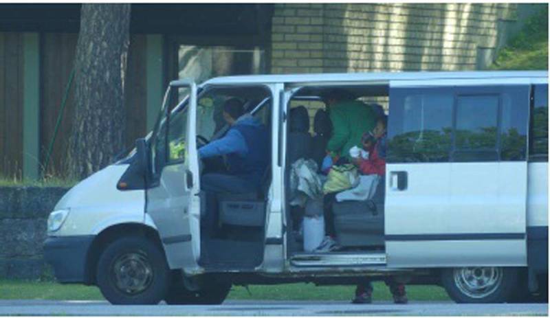 Polisen har tagit denna bild som visar hur en tiggarboss fyller en minibuss med personer som sedan placeras ut i Småland.