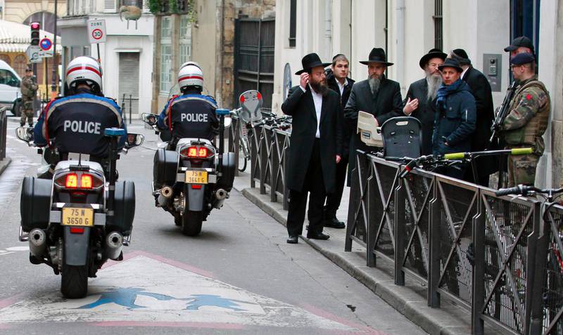 Poliser patrullerar framför synagogan Rue Pavee som ligger i hjärtat av det judiska kvarteret i Paris.
