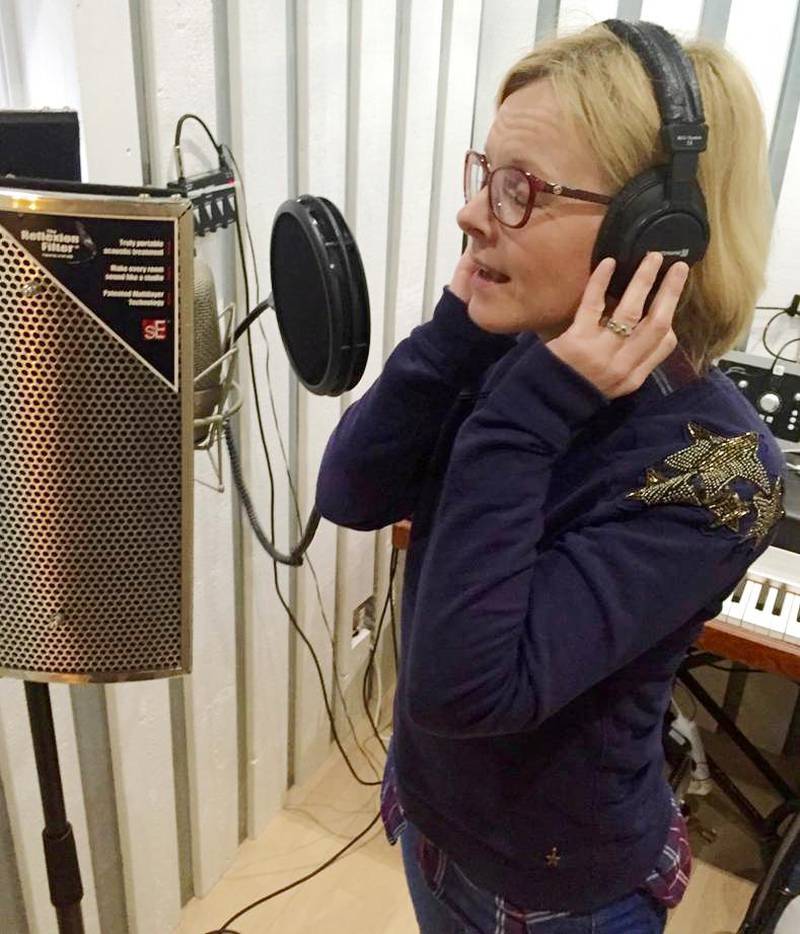 I en annan studio arbetar Martina Wämmerfors Möllås med sin låt ”Välkommen hit”.