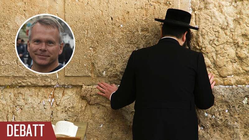 Judisk man ber vid Västra muren i Jerusalem.