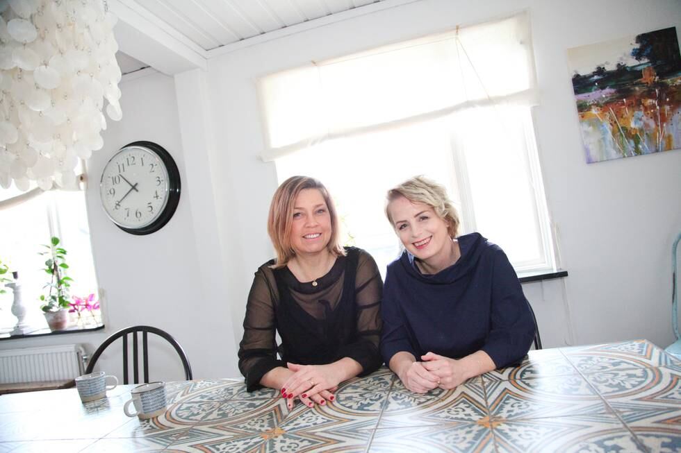 Emmalill Hector och Jeanette Ingemarson som skrivit boken Andakter vid köksbordet.