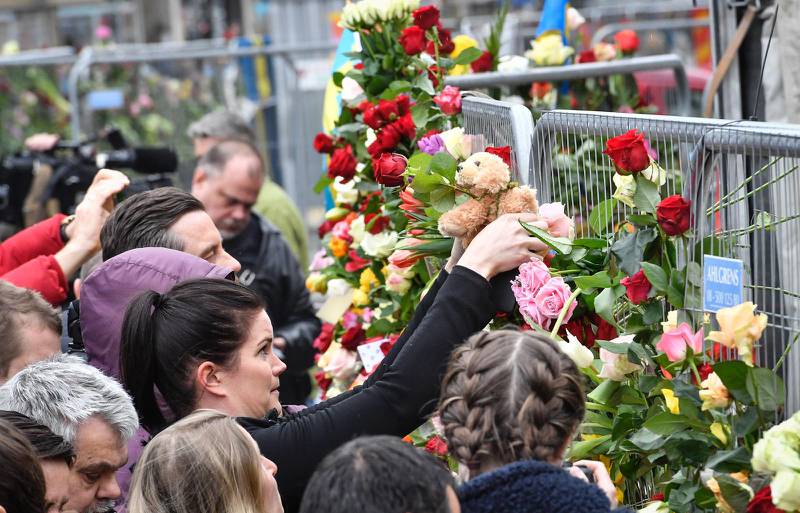 ”Likt kvinnorna vid Jesu grav har tusentals människor i Stockholm den gångna veckan känt behovet av att komma till en konkret plats för att uttrycka sin sorg”, skriver Magnus Persson.