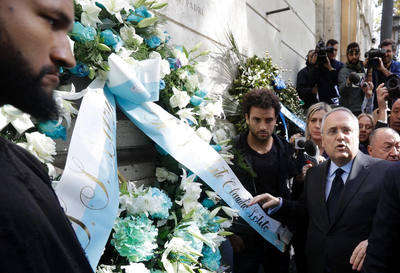 Ljusblått initiativ. Lazios president Claudio Lotito utanför den judiska synagogan i Rom. Tillsammans med spelarna Wallace och Felipe Anderson bad han om ursäkt för fansens agerande.