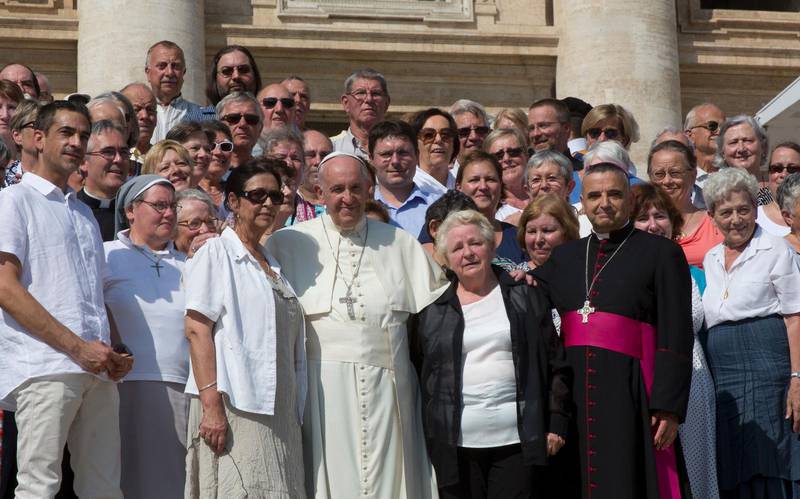 "Han är en martyr", sade påve Franciskus i en minnesmässa i Vatikanen för den mördade prästen Jacques Hamel. Här ses påven tillsammans med medlemmar i Hamels församling.