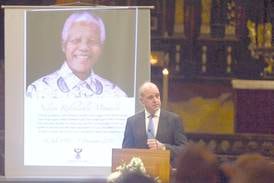 Mandela hyllades på gudstjänst i Storkyrkan