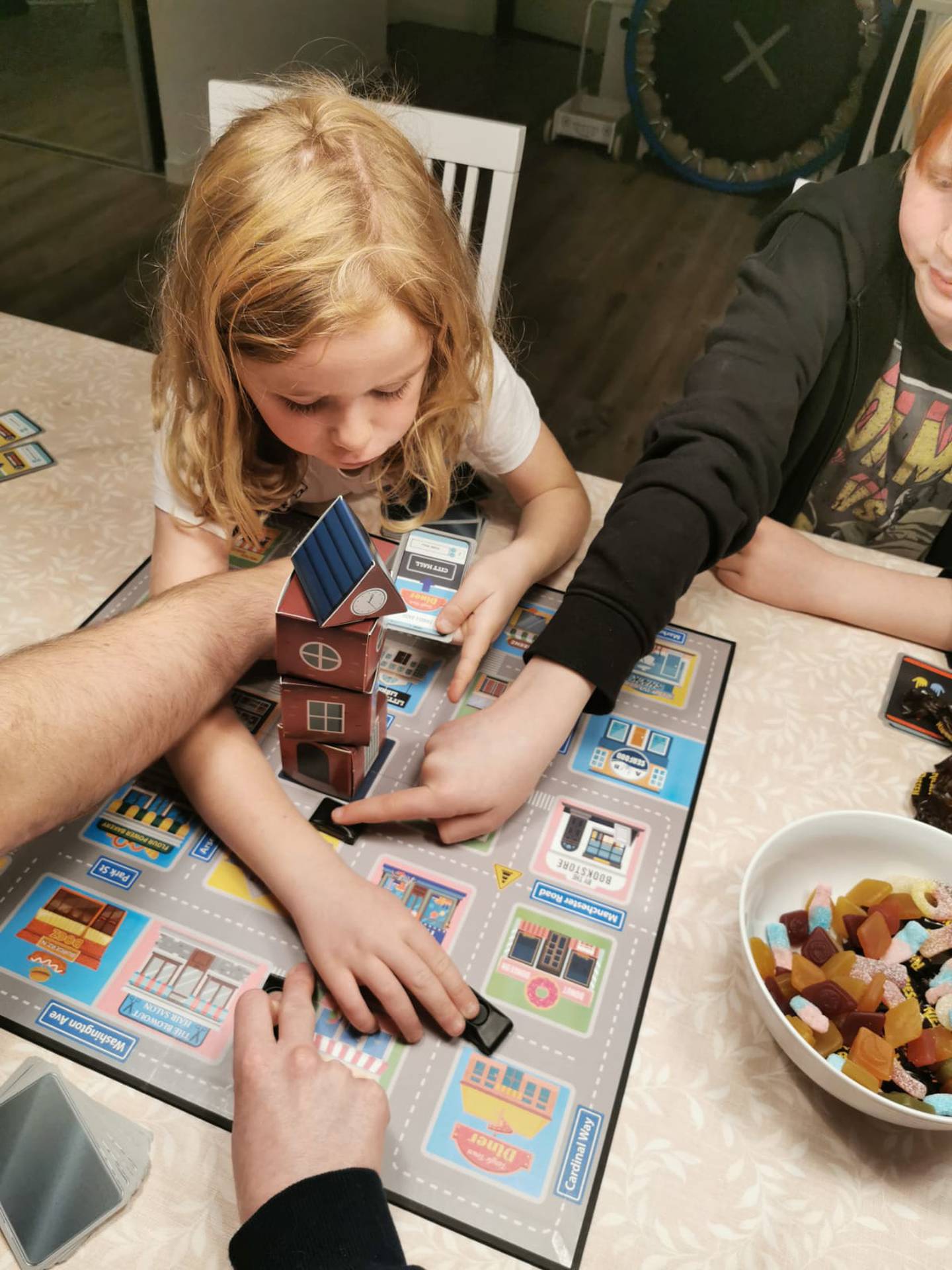 Familj spelar brädspelet Tangle town