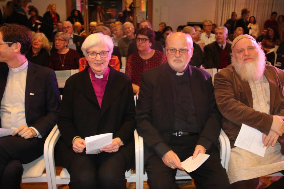 Ärkebiskop Antje Jackelén, katolske kardinalen Anders Arborelius samt muslimska imamen Muhammad Muslim Eneborg deltog i den interreligiösa fredsbönen i Fisksätra kyrka.