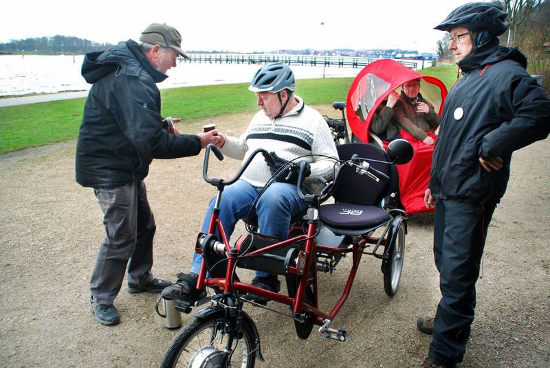 På tre hjul. Demensbyn har köpt in två rickshaw-cyklar, som gör det möjligt för volontärer att ta med de boende på utflykter i lokalområdet.