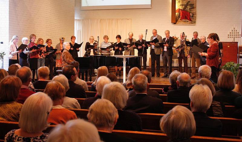 Kammarkören medverkar med viss regelbundenhet i kyrkan, och består av ett trettiotal sångare. Kören har en repertoar av gamla älskade sånger likaväl som nytt material. 