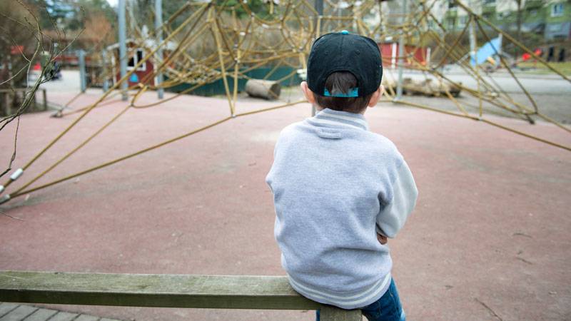 Ett ensamt barn i en lekpark.