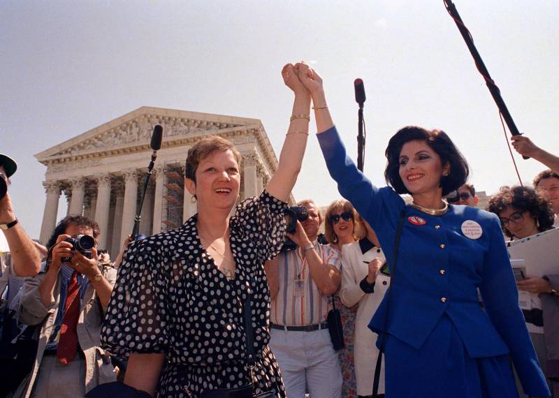 1989 framträder Norma McCorvey öppet som aktivist för kvinnors rätt att få göra abort tillsammans med sin advokat Gloria Allred.