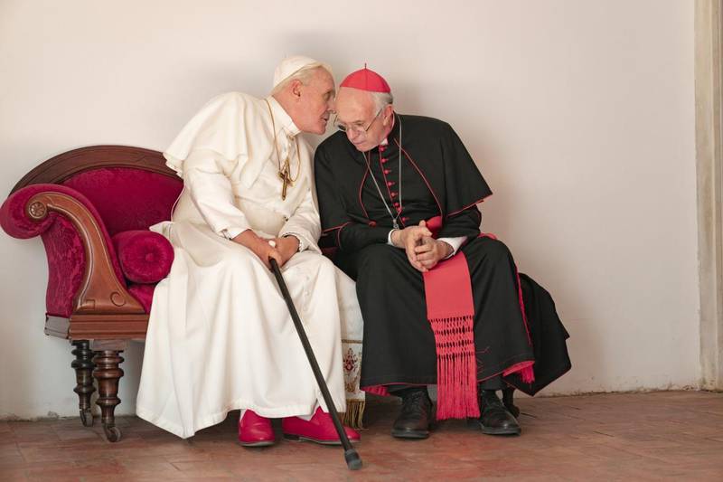 Anthony Hopkins som påve Benedikt i samspråk med Jonathan Pryce som spelar rollen som kardinal Jorge Mario Bergoglio, som efterträdde Benedikt som påve Franciskus.