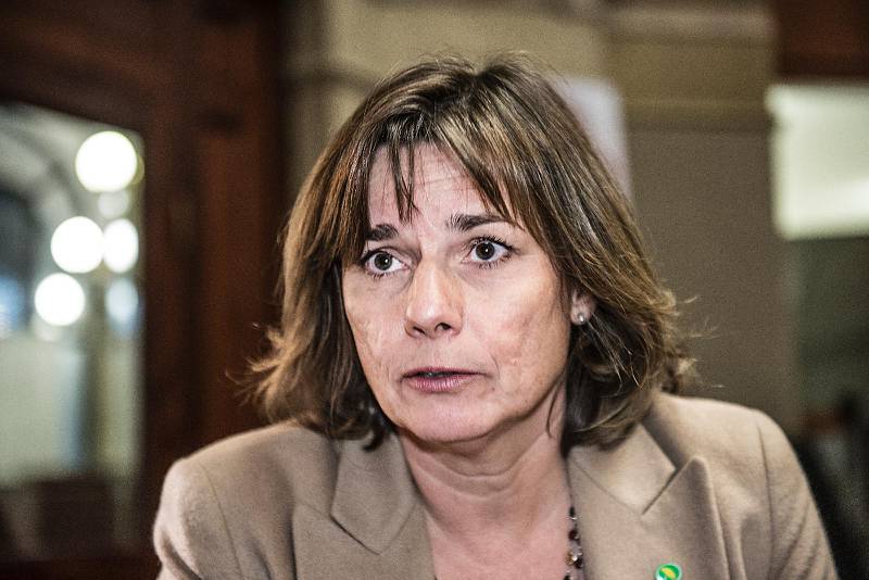 svarade på kritiken. Biståndsminister Isabella Lövin (MP) svarade på debattplats i Dagen (12 jan) på Sofia Damms kritik att regeringen gömmer undan religionsfriheten .