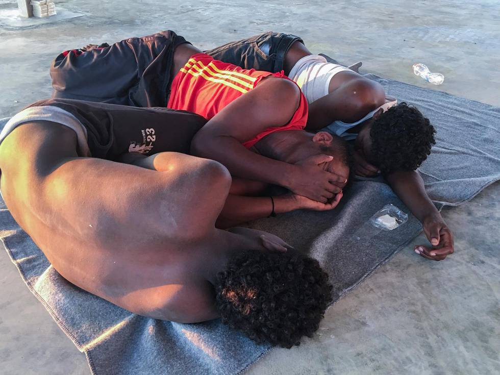 Några av de migranter som räddades efter att deras båt sjönk utanför Libyens kust på torsdagen.