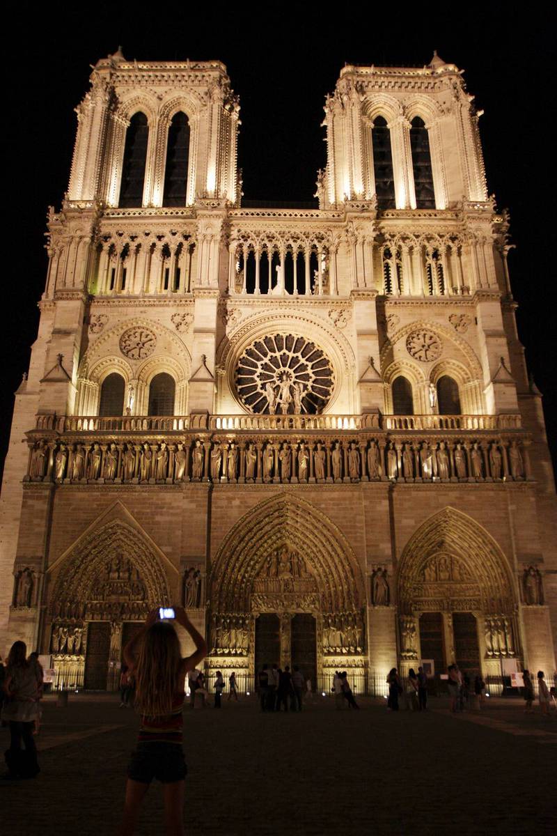 Namnet på kyrkobyggnaden Notre Dame i Paris betyder just Vår fru, en omskrivning av Jungfru Maria.