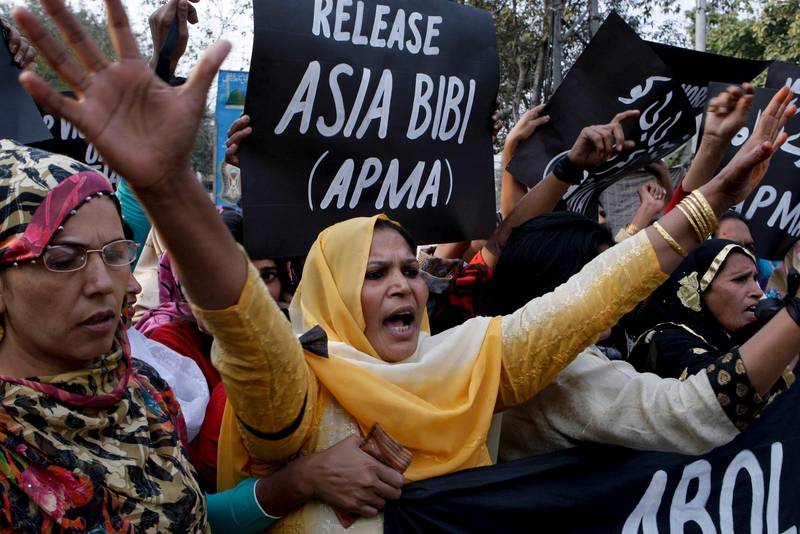 Protester mot att Asia Bibi sitter