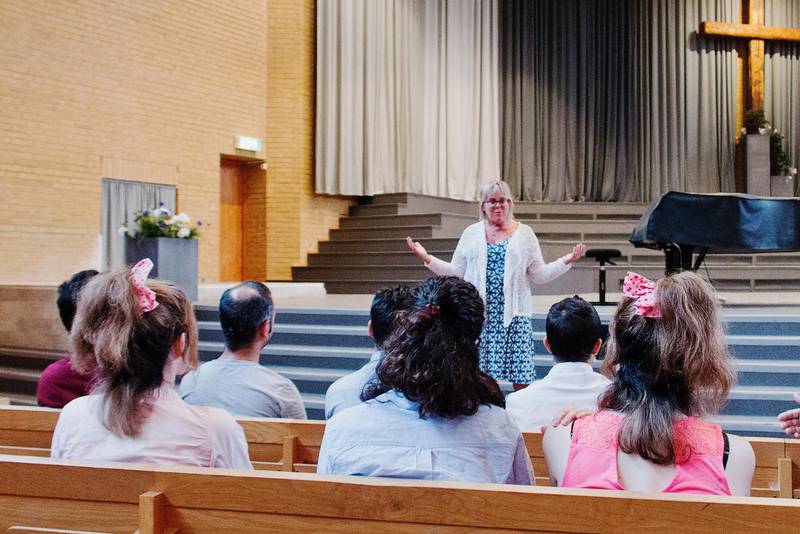 Pastor Chatrine Carlson i möte med en grupp persiskt/farsitalande konvertiter som fått sin kristna tro avfärdad som falsk. De kom från olika håll i Småland och träffades i Pingstkyrkan i Jönköping förra sommaren.