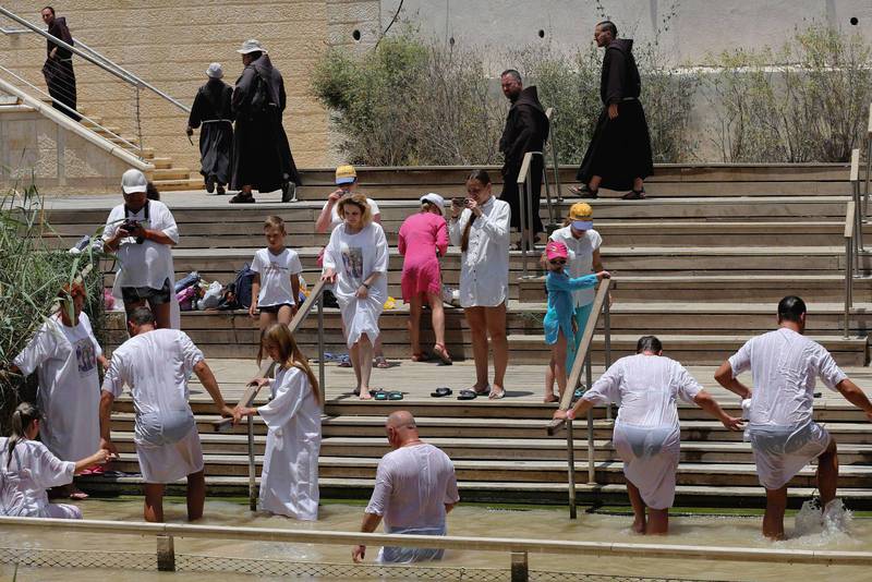 Kristna vid dopplatsen Qasr al-Yahud på Västbanken. Förra året besöktes den av en halv miljon människor, att jämföra med de tiotusentals som kom till dop­platsen på östra sidan, i Jordanien.