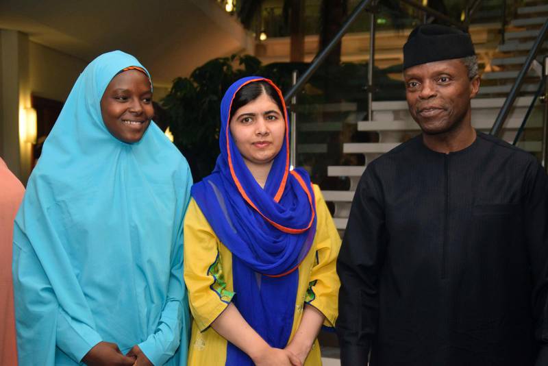 Nobelpristagaren Malala Yousafzai är just nu i Nigeria för att stötta de skolflickor som tidigare hållits fångna av extremistgruppen Boko Haram. Här ses hon med Nigerias vicepresident Yemo Osinbajo och den nigerianska aktivisten Amina Yusuf.