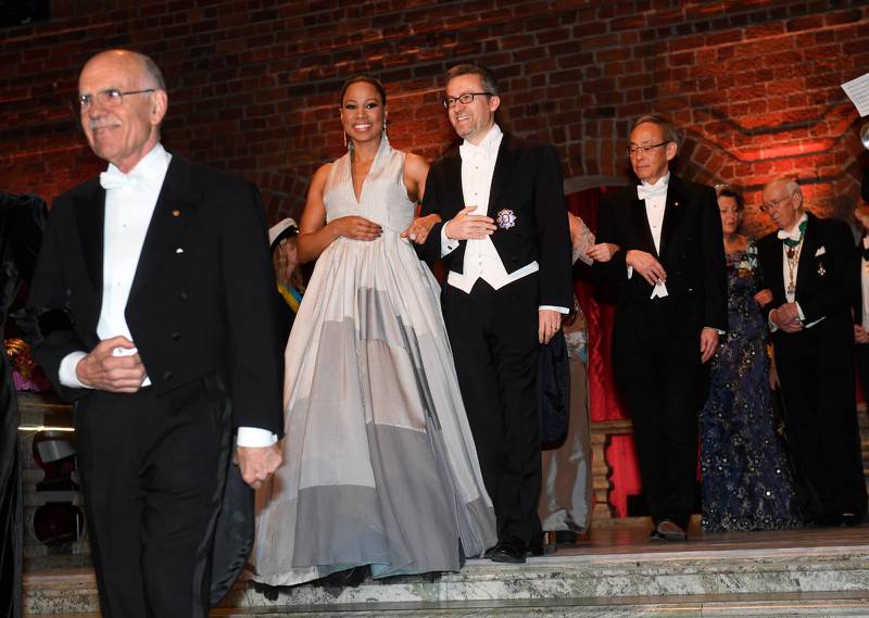 Gammal festblåsa. Kulturminister Alice Bah Kuhnke och EU-kommissionär Carlos Moedas anländer till Nobelbanketten i Stadshuset i Stockholm. Kulturministern valde att bära en klänning gjord av gamla kläder.