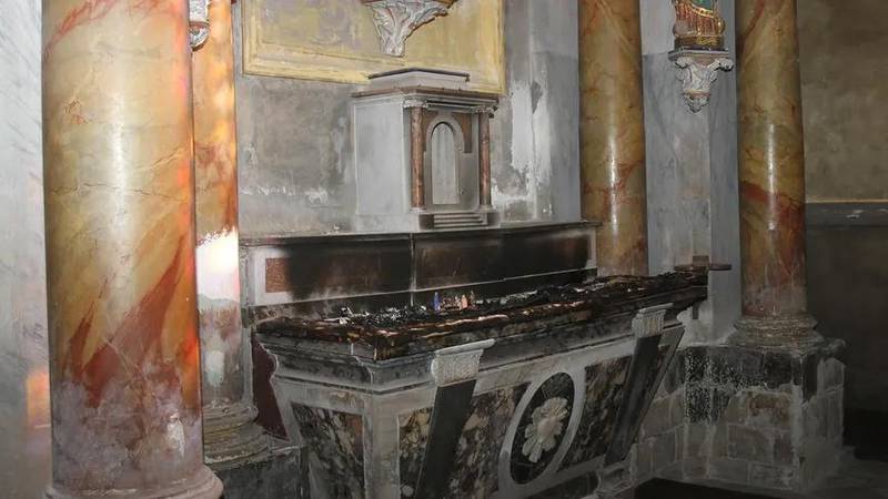 Ett altare i Saint-Alainkyrkan i Lavaur, Frankrike vandaliserades genom att altarduken sattes i lågor.