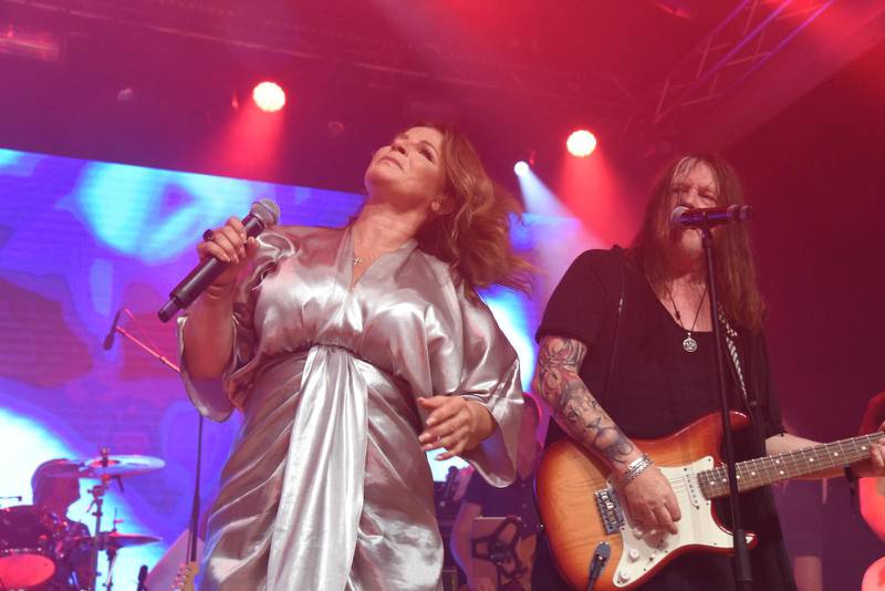 Carola sjunger duett tillsammans med Jerusalems Ulf Christiansson, Gullbrannafestivalen 2018.