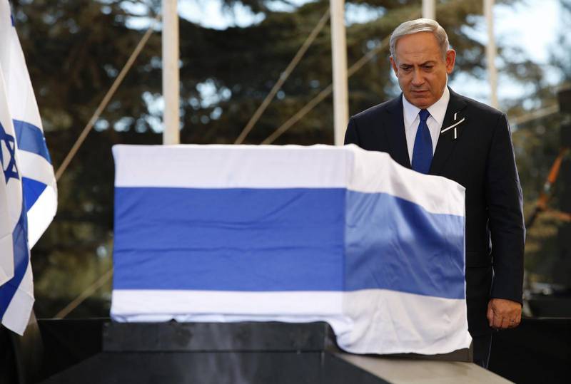 BIBIS AVSKED. Israels premiärminister Benyamin "Bibi" Netanyahu tar ett sista farväl av Shimon Peres. 