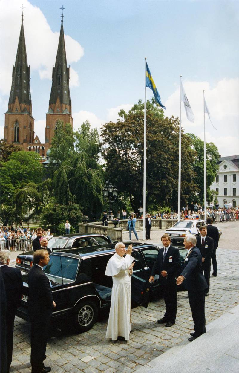 Påvebesök 1989. Påven Johannes Paulus II vinkar innan han stiger in i bilen efter att ha hållit en föreläsning på Uppsala universitet, under sitt fem-dagars besök i Skandinavien.