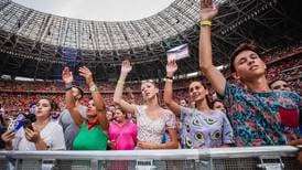 Åtta timmars lovsångsfest fyllde hel fotbollsarena i Budapest 