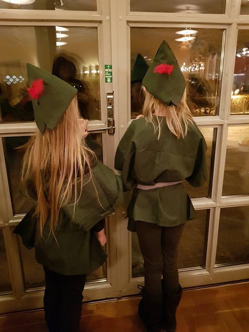 Barn med Robin Hood-kläder.