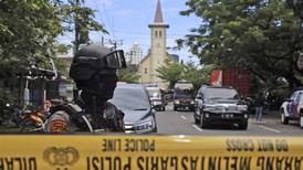 Bombdåd vid katedral i Indonesien