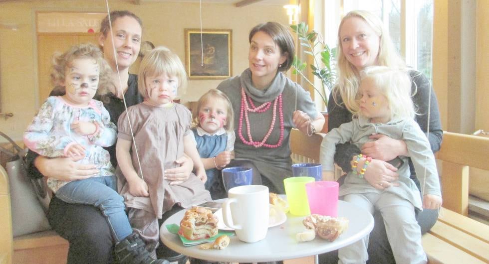 Några mammor med barn festar när Minna i Göteborg firade 25 år.