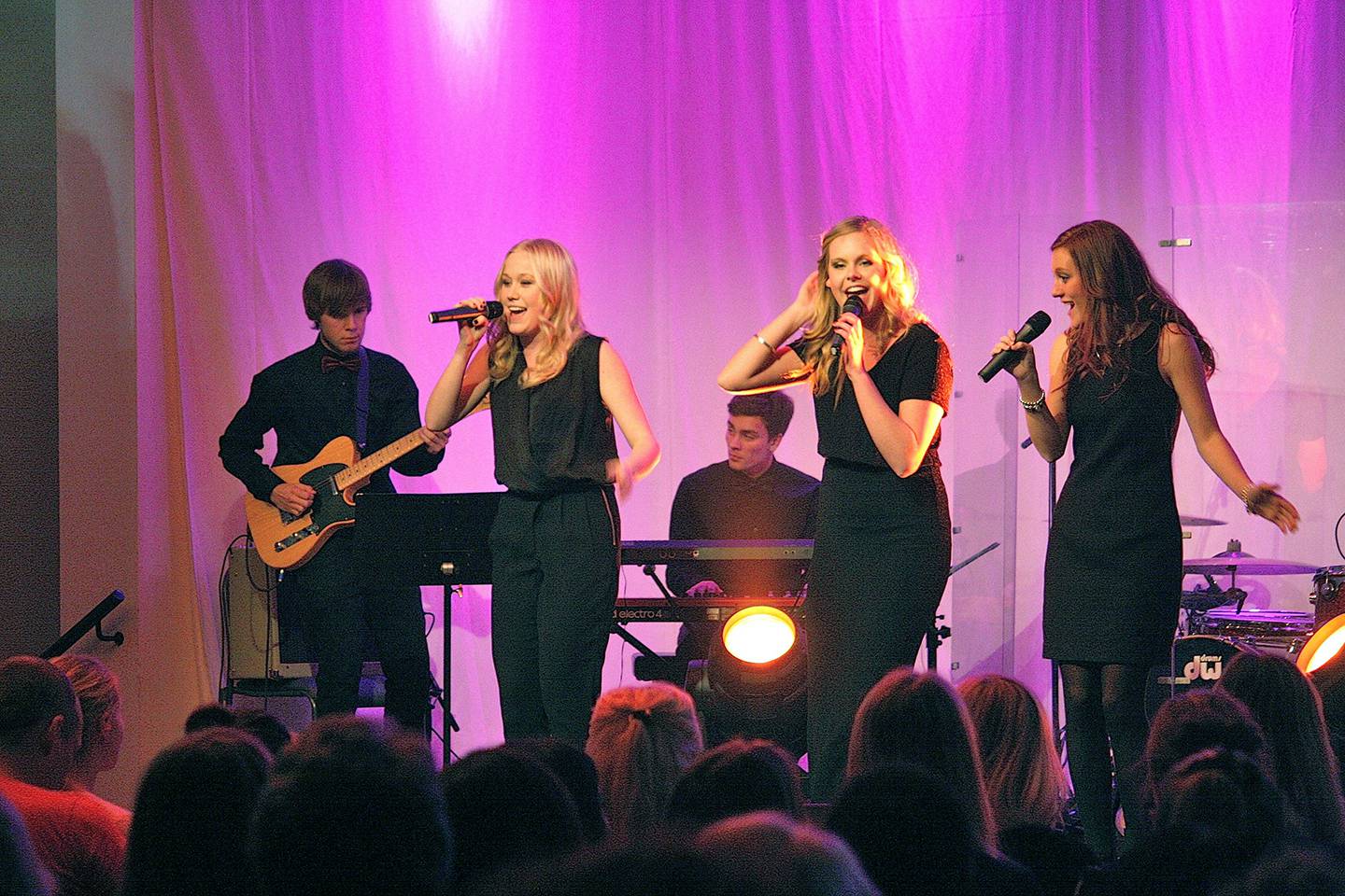 Initiativtagarna till insamlingskonserten är Hilda Stenmalm, Hanna Lundin och Sofia Sjöö som arrangerade det hela i formen av ett examensarbete i Rytmus Musikergymnasium.