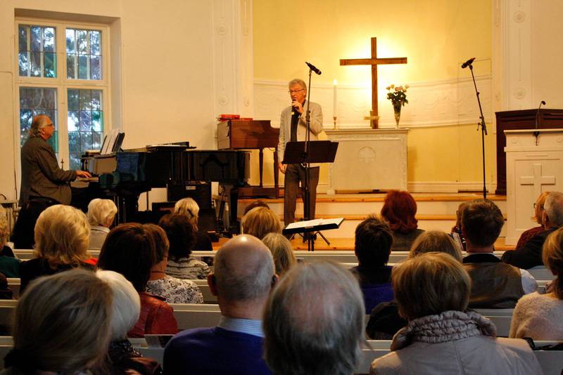 Det var mycket sång och musik i Centrumkyrkan Sundbyberg, och publiken deltog gärna i många av de sånger som Elvis Presley gjort så kända. Bernt Nordströms pianist var Berno Hallström.
