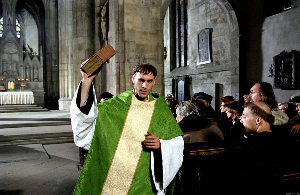 Martin Luther gav folket Bibeln på sitt eget språk, här i filmatiseringen ”Luther” från 2003.