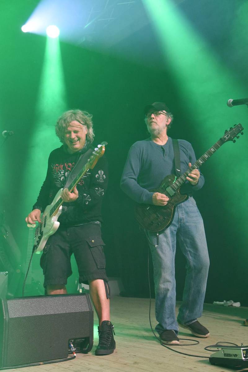 Anders Mossberg på bas och Bob Hartman på gitarr framförde ett pärlband av Petralåtar på fredagskvällen på GF..