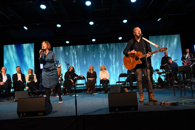 Martina Möllås och Michael Jeff Johnson sjöng duett i "Han går aldrig förbi dig på Minns du sången-konsert på Hillsong i Arlanda stad 15 oktober 2021 som även sändes via TBN.