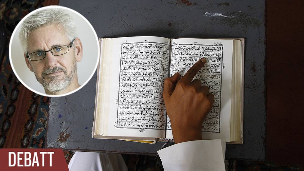 En person läser Koranen.