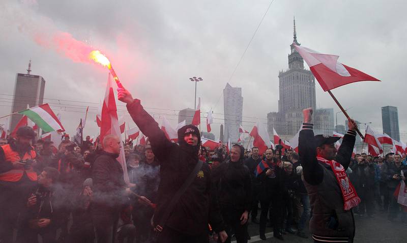 Högernationalistisk marsch på Självständighetsdagen i Warszawa.