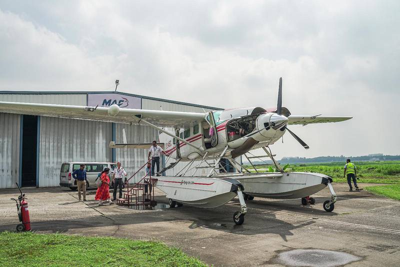 Missionsflyget MAF har sin bas i huvudstaden Dhaka. Härifrån flyger man sjukvårdspersonal och biståndsarbetare ut över hela Bangladesh.