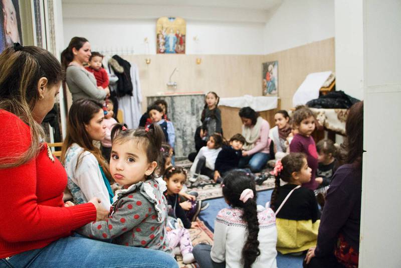 I källaren i koptisk-ortodoxa kyrkan i södra Stockholm håller söndagsskolegruppen med de yngsta barnen till. Här sker mycket av undervisningen med hjälp av sånger.